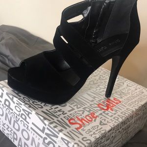 Black Pumps